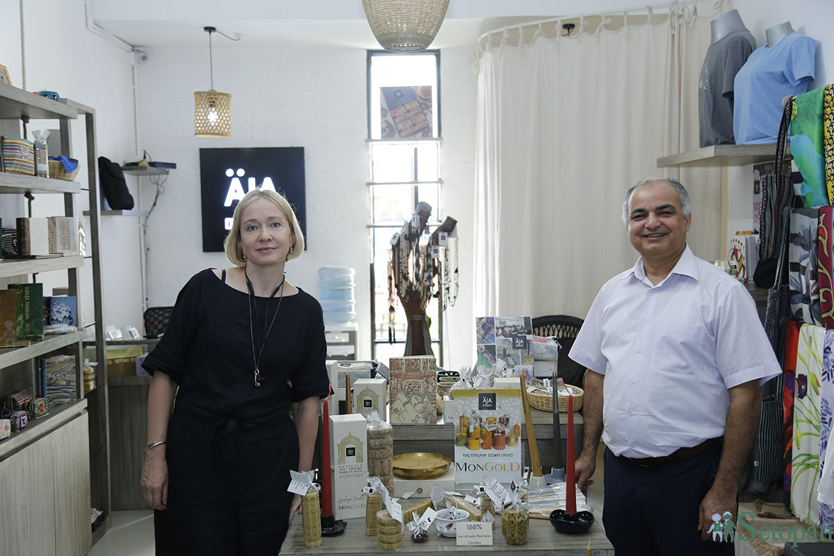 'आज डाइनस्टी' का सञ्चालकद्वय आन्ना आर्लोभा र रोशनकुमार पोखरेल। तस्बिरः नवीनबाबु गुरूङ/सेतोपाटी